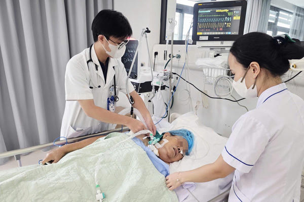 Gai hoa giấy đâm chân, người phụ nữ phải mở khí quản, thở máy