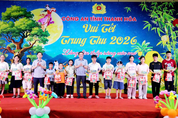 “Lồng đèn thắp sáng ước mơ” - Ấm áp đêm hội Trung thu