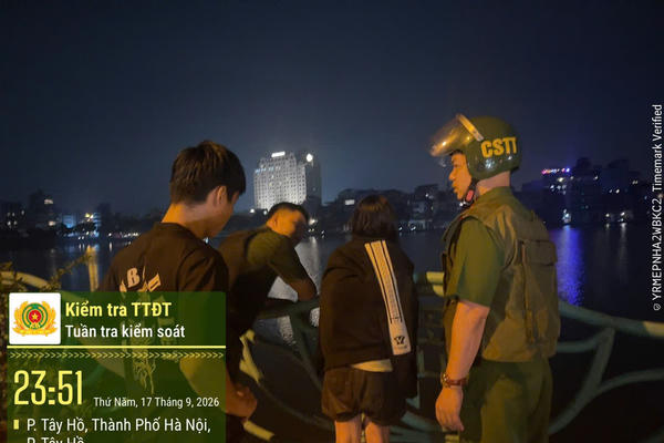 Công an phường Tây Hồ kịp thời ngăn chặn người phụ nữ có ý định tự tử bên Hồ Tây
