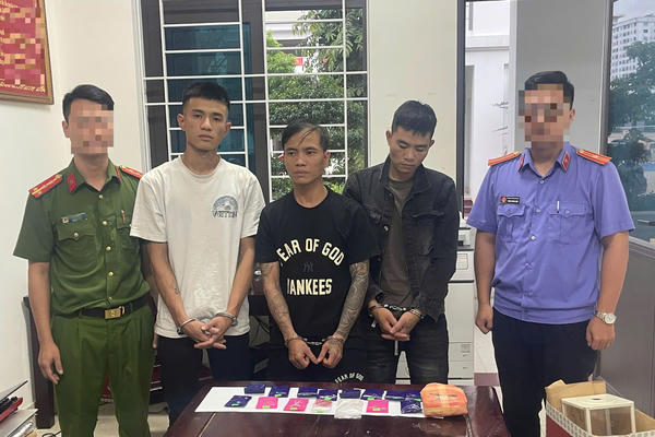 Liên tiếp bắt giữ các đối tượng phạm tội về ma túy tại phường Tây Hiếu, tỉnh Nghệ An Liên tiếp bắt giữ các đối tượng phạm tội về ma túy tại phường Tây Hiếu, tỉnh Nghệ An