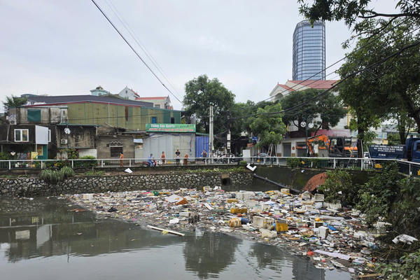 Hào thành cổ Vinh ngập rác sau mưa lớn