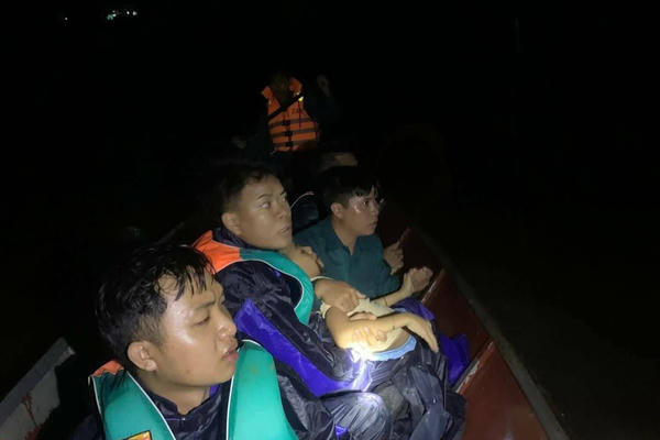 Vượt lũ, đưa nam sinh bị co giật cấp cứu trong đêm