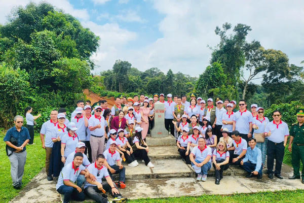 Từ cột mốc 55: Nơi ánh sáng nối dài trên đường biên