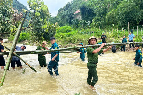 Công an xã Yên Na (tỉnh Nghệ An) cùng Nhân dân làm cầu tạm qua suối sau sạt lở