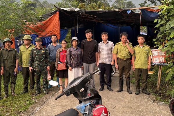  Công an xã La Bằng phối hợp xuyên đêm tìm kiếm công dân đi lạc trong rừng