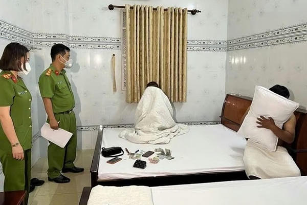 Phát hiện 3 cặp nam nữ mua bán dâm, bắt khẩn cấp đối tượng môi giới
