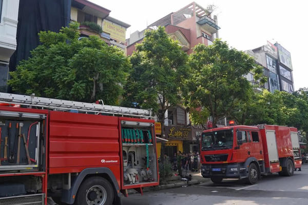 Cháy ngôi nhà 4 tầng trên phố Trần Vỹ, 5 người được cứu thoát kịp thời Cháy ngôi nhà 4 tầng trên phố Trần Vỹ, 5 người được cứu thoát kịp thời