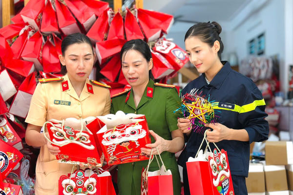 Gói sự yêu thương trong từng gói quà Trung thu gửi đến các em nhỏ vùng cao