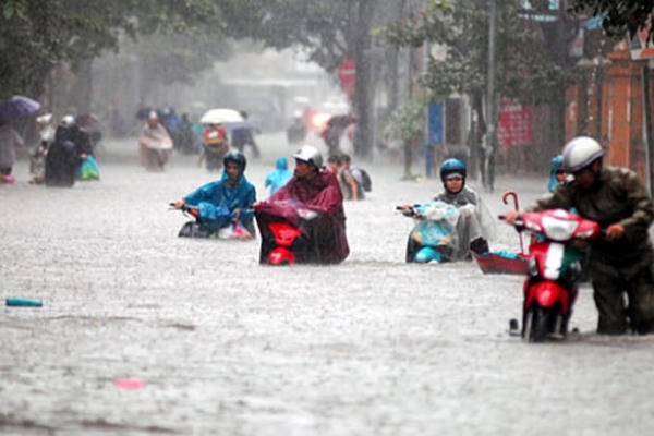Hà Nội phân luồng giao thông tại hai khu vực ngập sâu do mưa lớn Hà Nội phân luồng giao thông tại hai khu vực ngập sâu do mưa lớn