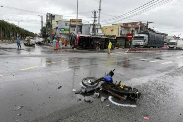 Lật xe khách giường nằm ở Gia Lai sau va chạm xe máy, 2 người tử vong Lật xe khách giường nằm ở Gia Lai sau va chạm xe máy, 2 người tử vong