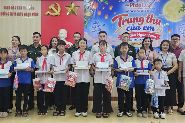 Trung thu nơi đầu sóng – Hành trình mang yêu thương đến với trẻ em biển đảo