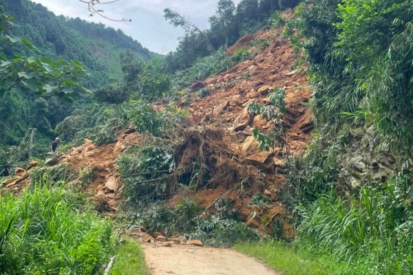 37 hộ dân ở Lào Cai với 100 nhân khẩu bị cô lập hoàn toàn do sạt lở hơn 10.000m3 đất đá