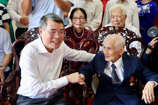 Thủ tướng Lê Minh Hưng thăm gia đình có công với cách mạng tại Hải Phòng