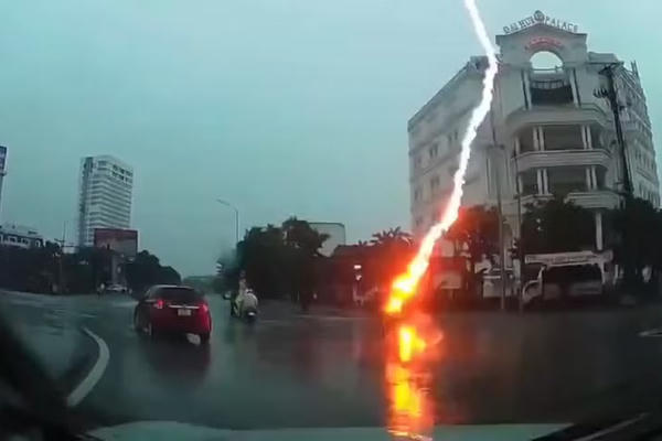 Sét đánh trúng người phụ nữ đang đi xe máy ở Nghệ An Sét đánh trúng người phụ nữ đang đi xe máy ở Nghệ An