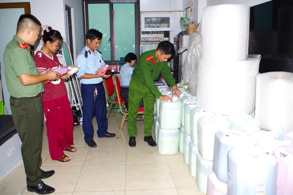 Phát hiện cơ sở kinh doanh số lượng khủng rượu "lậu" ở Ninh Bình