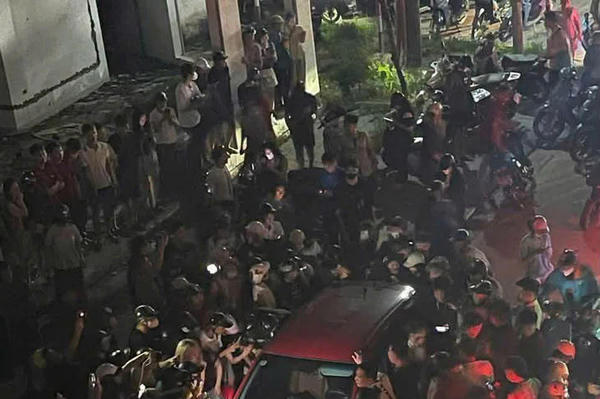 Công an vào cuộc Làm rõ bản chất vụ đám đông vây kín ô tô, livestream ở Thái Nguyên
