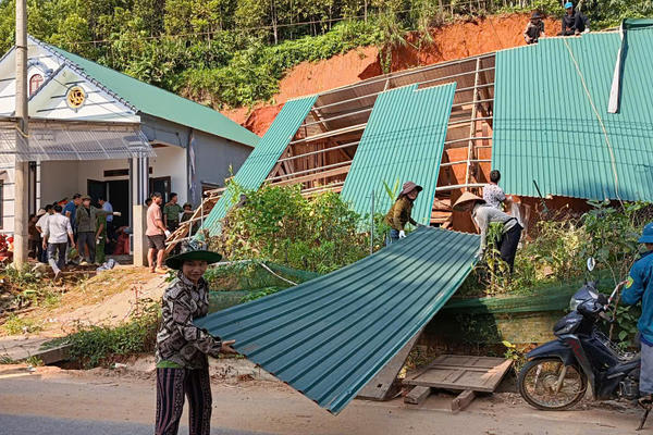 Lào Cai khẩn trương hỗ trợ gia đình bị sập nhà do sạt lở taluy dương Lào Cai khẩn trương hỗ trợ gia đình bị sập nhà do sạt lở taluy dương