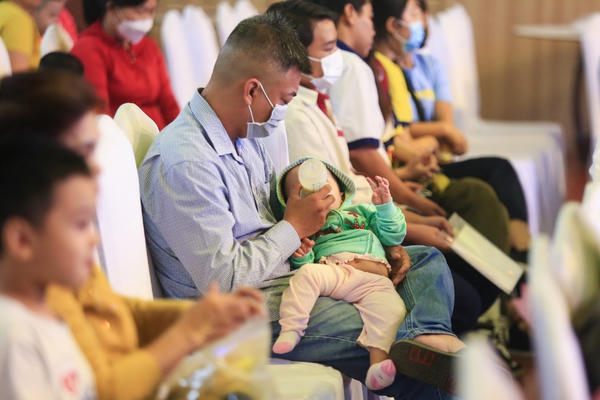 Năm năm sau mất mát, những đứa trẻ mồ côi Covid-19 đang lớn lên từng ngày