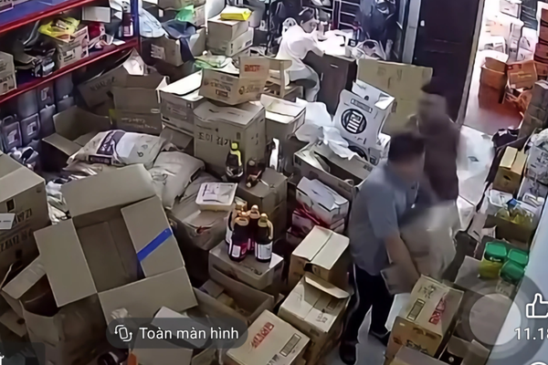 Tạm giữ người đàn ông đánh nhân viên bị gãy xương mũi, gò má vì va vào chân