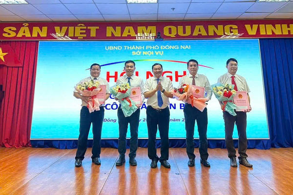 Sở Nội vụ thành phố Đồng Nai công bố các quyết định về công tác cán bộ  