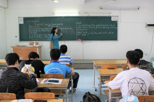 Bộ GD&ĐT sửa chương trình giáo dục thường xuyên cấp THCS, THPT: Cập nhật lịch sử, địa lý và kiến thức pháp luật