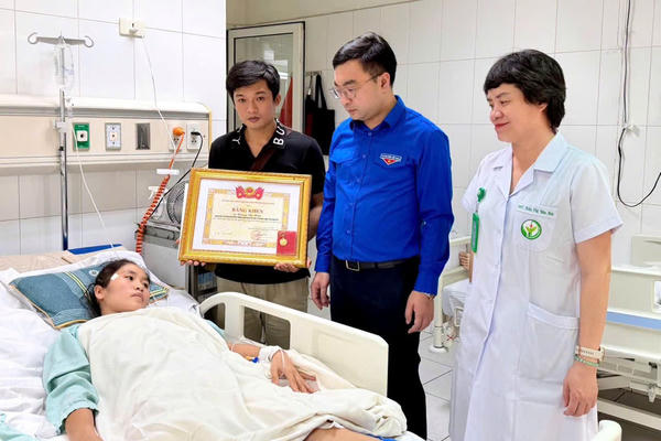 Trung ương Đoàn trao tặng Bằng khen và Huy hiệu "Tuổi trẻ dũng cảm" cho cô giáo Hoàng Thị Hiền Trung ương Đoàn trao tặng Bằng khen và Huy hiệu "Tuổi trẻ dũng cảm" cho cô giáo Hoàng Thị Hiền