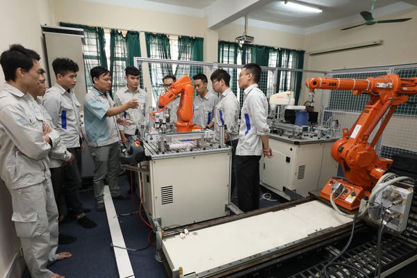 Bộ GD&ĐT ban hành danh mục ngành, nghề đào tạo mới: Bổ sung nhiều nghề về AI, đường sắt tốc độ cao