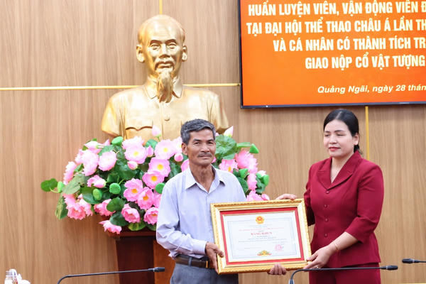 Người dân giao nộp tượng Hanuman nghìn năm được khen thưởng