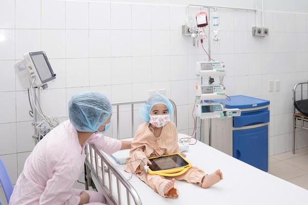 TP Huế: Ghép tế bào gốc từ bé trai 1,5 tuổi cho chị gái suy tủy xương vô căn
TP Huế: Ghép tế bào gốc từ bé trai 1,5 tuổi cho chị gái suy tủy xương vô căn
