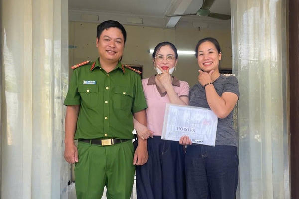 Công an phường Hồng Quang hỗ trợ công dân nhận lại hơn 1,7 tỷ đồng do chuyển khoản nhầm