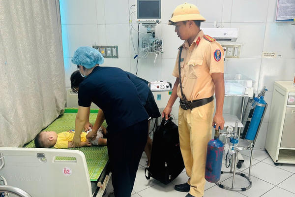 Cảnh sát giao thông đường bộ số 3 Hưng Yên kịp thời đưa cháu bé bị co giật đến bệnh viện cấp cứu