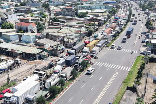 Ùn tắc kéo dài từ Đồng Nai đến cửa ngõ TP Hồ Chí Minh Ùn tắc kéo dài từ Đồng Nai đến cửa ngõ TP Hồ Chí Minh