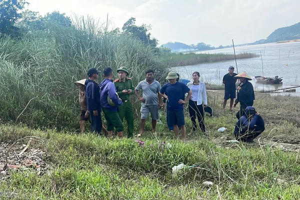 Tìm thấy thi thể người vợ trong vụ lật thuyền trên sông Lam Tìm thấy thi thể người vợ trong vụ lật thuyền trên sông Lam
