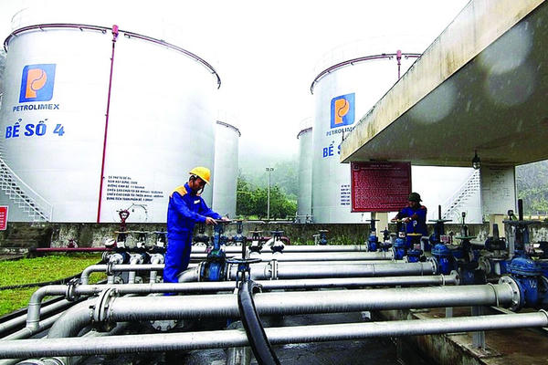 Bộ Công Thương yêu cầu các doanh nghiệp tuyệt đối không găm xăng dầu chờ tăng giá