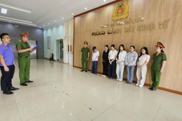 Khởi tố 15 đối tượng giả bác sĩ, lừa khách hàng tại 3 cơ sở thẩm mỹ ở Đắk Lắk