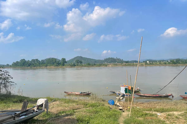 Lật thuyền khi đi gom sắt vụn trên sông Lam, 2 vợ chồng mất tích Lật thuyền khi đi gom sắt vụn trên sông Lam, 2 vợ chồng mất tích