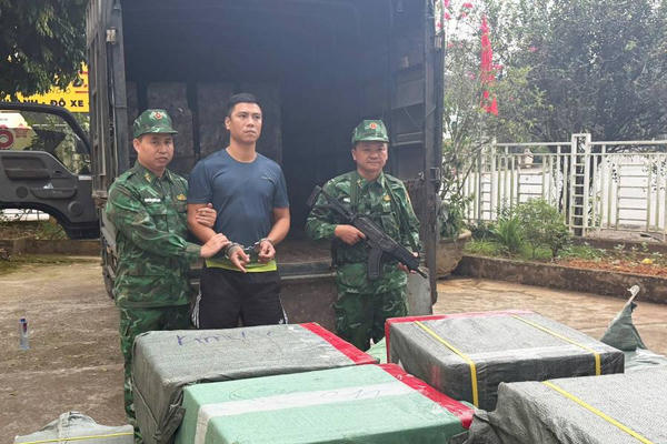 Lào Cai triệt phá vụ vận chuyển 21.000 bao thuốc lá lậu