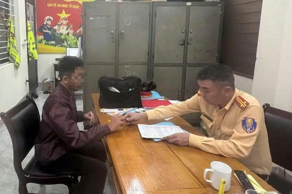 Quảng Ninh: “Bốc đầu” xe quay clip đăng mạng, nam thanh niên bị tịch thu phương tiện Quảng Ninh: “Bốc đầu” xe quay clip đăng mạng, nam thanh niên bị tịch thu phương tiện