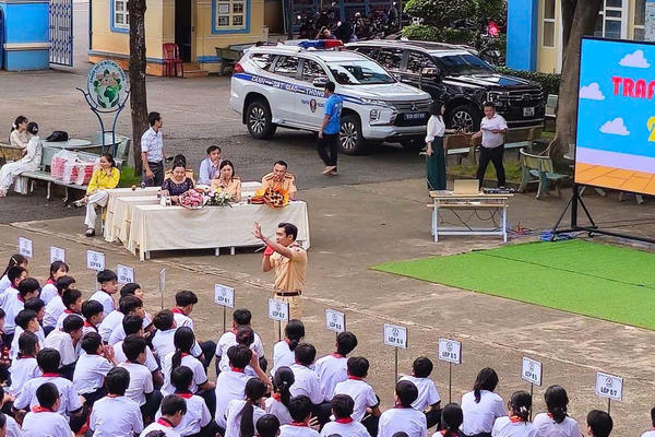 Lan tỏa ý thức an toàn giao thông, tiếp sức học sinh đến trường Lan tỏa ý thức an toàn giao thông, tiếp sức học sinh đến trường