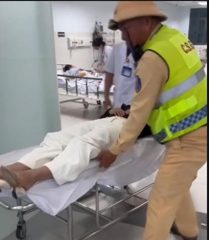Chạy đua với thời gian, CSGT Đà Nẵng kịp thời hỗ trợ cứu người phụ nữ có dấu hiệu đột quỵ Chạy đua với thời gian, CSGT Đà Nẵng kịp thời hỗ trợ cứu người phụ nữ có dấu hiệu đột quỵ