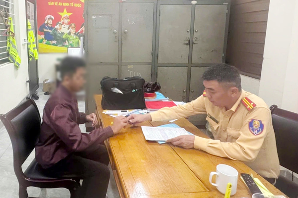 Phạt nam thanh niên 12 triệu đồng, tịch thu xe vì bốc đầu xe máy ở Quảng Ninh Phạt nam thanh niên 12 triệu đồng, tịch thu xe vì bốc đầu xe máy ở Quảng Ninh