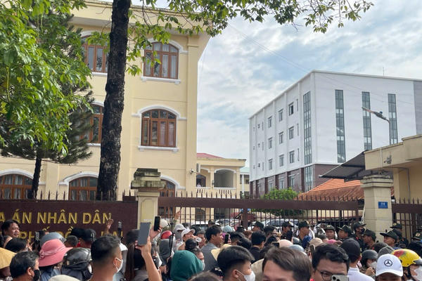 Hàng nghìn người tập trung trước TAND thành phố Đồng Nai trong ngày xét xử vụ án sát hại ba mẹ con
