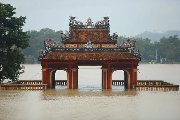 Mưa lớn dồn dập trút xuống miền Trung: Huế và Đà Nẵng hứng lượng mưa kỷ lục trên 600mm Mưa lớn dồn dập trút xuống miền Trung: Huế và Đà Nẵng hứng lượng mưa kỷ lục trên 600mm