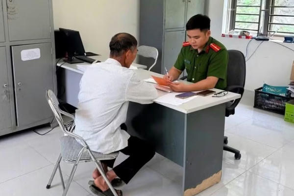Kịp thời ngăn chặn người dân chuyển tiền cho đối tượng giả danh công an để lừa đảo Kịp thời ngăn chặn người dân chuyển tiền cho đối tượng giả danh công an để lừa đảo