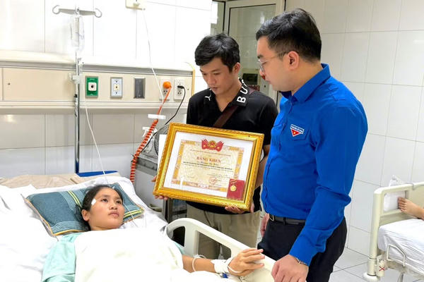 Cô giáo dũng cảm được đặc cách trao Giải thưởng Thanh niên sống đẹp 