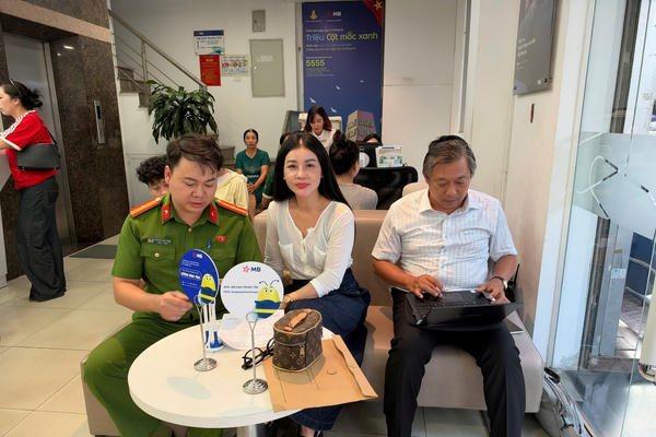 Công an phường Yên Hòa phối hợp xác minh, trao trả hơn 555 triệu đồng chuyển khoản nhầm Công an phường Yên Hòa phối hợp xác minh, trao trả hơn 555 triệu đồng chuyển khoản nhầm