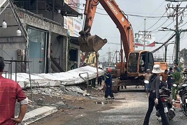Sập ô văng bê tông khi sửa nhà, một người tử vong