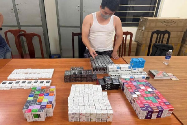 Bắt giữ đối tượng cùng lượng lớn hàng cấm là thuốc lá điện tử