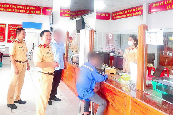 Lãnh đạo Phòng CSGT Công an thành phố Đồng Nai sâu sát cơ sở, động viên cán bộ, chiến sĩ  