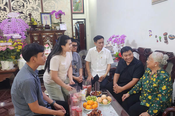 Tuổi trẻ phường Trấn Biên thăm, chúc mừng sinh nhật lần thứ 81 nguyên Bí thư Tỉnh ủy Đồng Nai Trần Thị Minh Hoàng